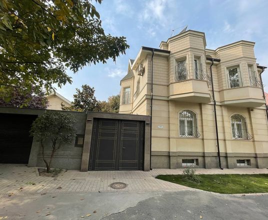 Сотувда уй, 320 м², 3 қаватли, 6,1 сот.