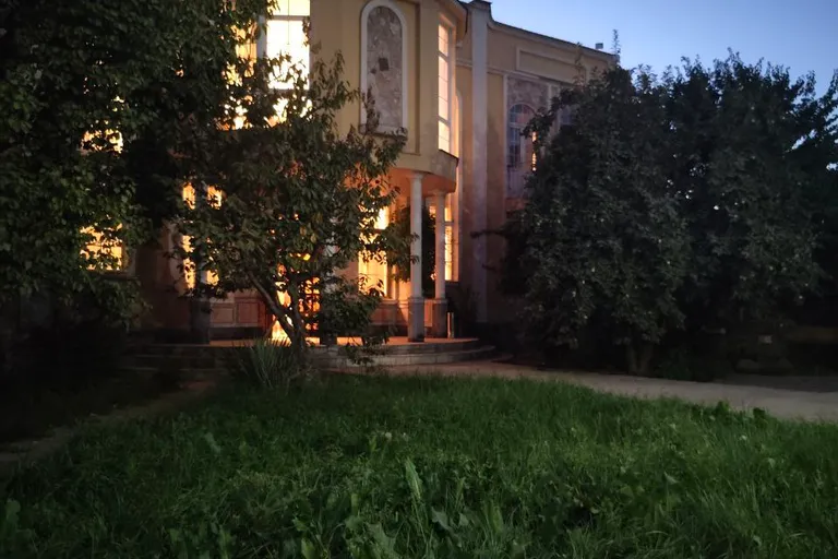 В продаже дом, 1400 м², 3 этажа, 16 сот.