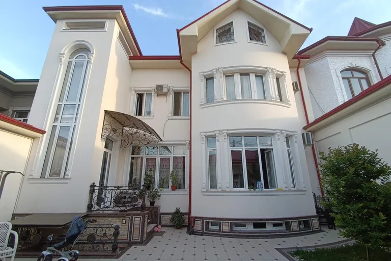 Сотувда уй, 700 м², 3 қаватли, 4 сот.
