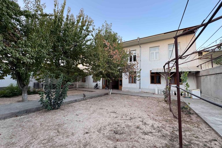 Ҳовли уй, 1008 м², 3 қават, 10 сот.