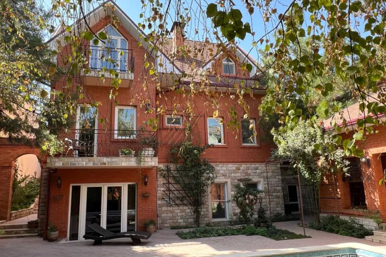 Сотувда уй, 315 м², 3 қаватли, 6 сот.