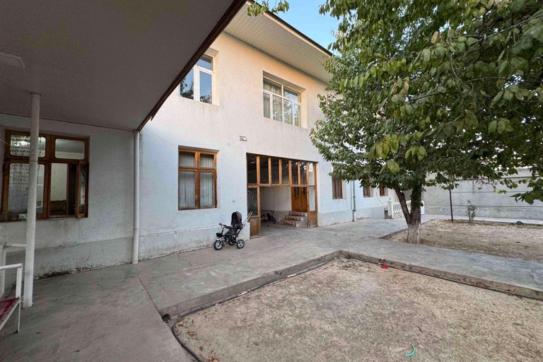 Ҳовли уй, 1008 м², 3 қават, 10 сот.