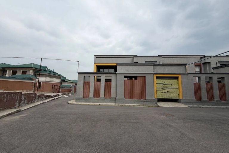 Сотувда уй, 3000 м², 3 қаватли, 3 сот.