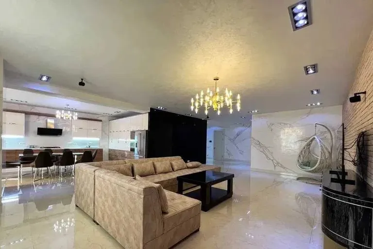 В продаже 3-комн. квартира, 184 м²