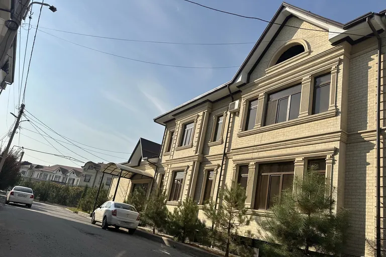 В продаже дом, 800 м², 3 этажа, 8 сот.
