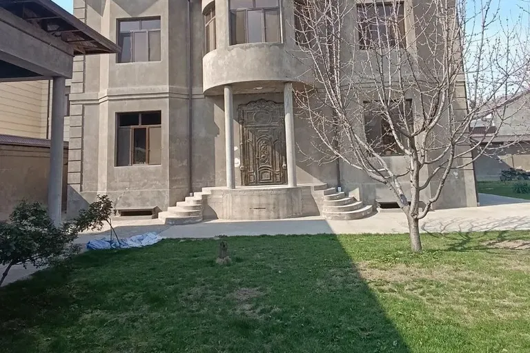 Сотувда уй, 800 м², 3 қаватли, 6 сот.