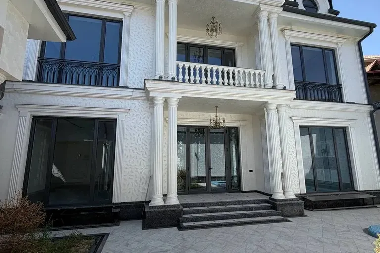 В продаже дом, 870 м², 3 этажа, 4 сот.