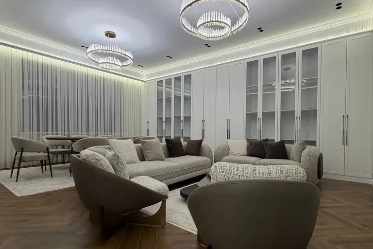 В продаже 5-комн. квартира, 180 м²