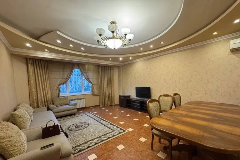 Сотувда 4 хонали квартира, 138 м²