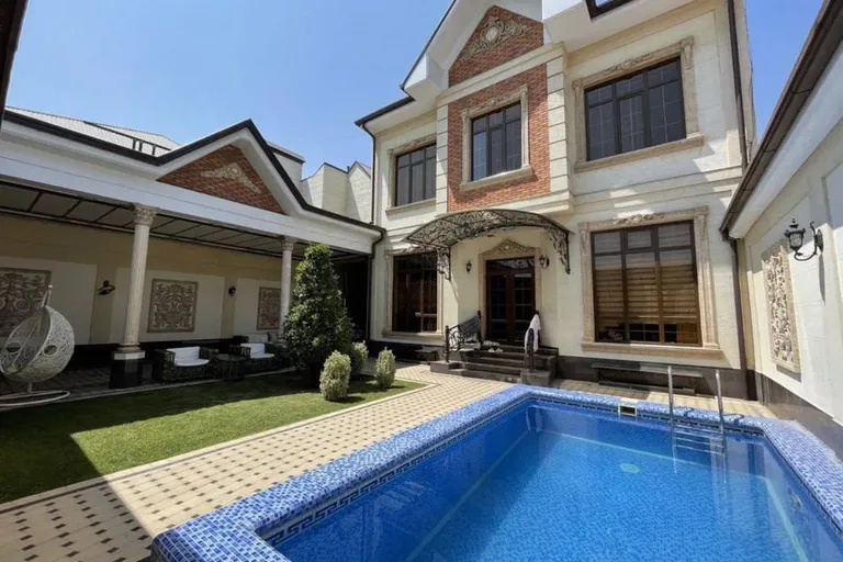 В продаже дом, 400 м², 3 этажа, 3,5 сот.