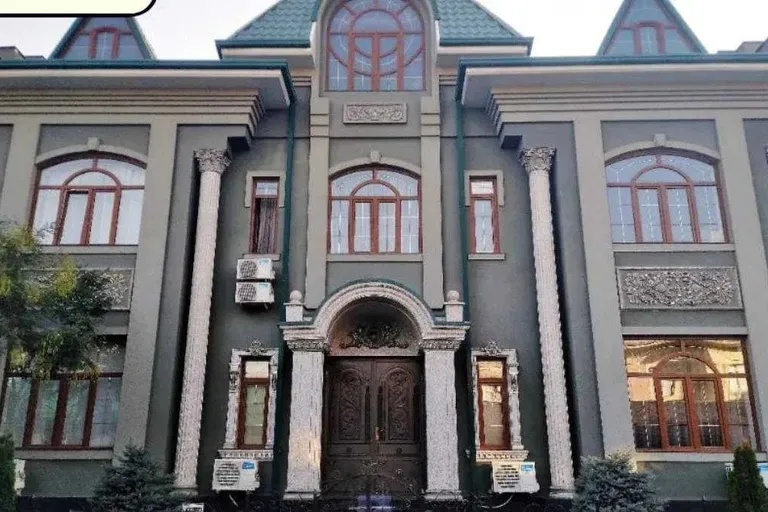 В продаже дом, 550 м², 3 этажа, 8 сот.