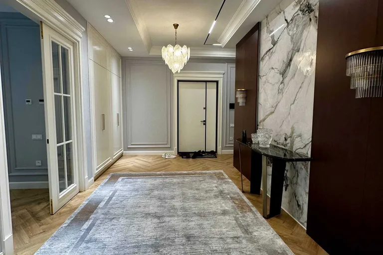 В продаже 5-комн. квартира, 232 м²