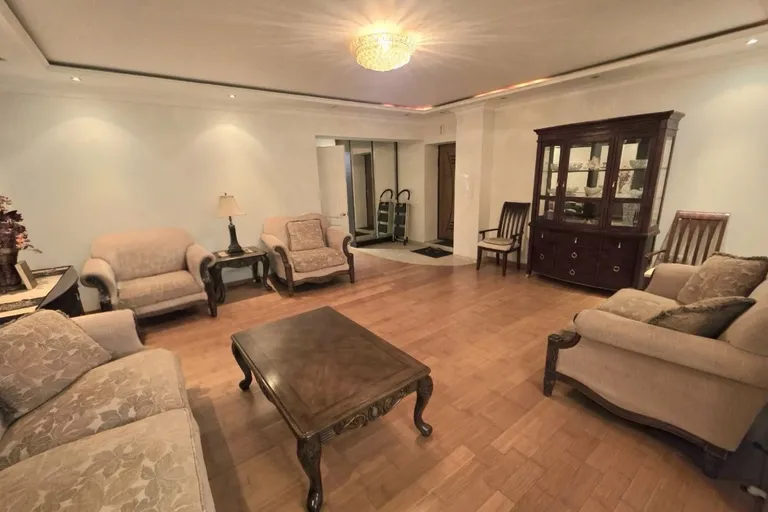 В продаже 2-комн. квартира, 76 м²