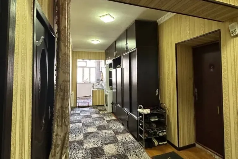 Сотувда 3 хонали квартира, 70 м²