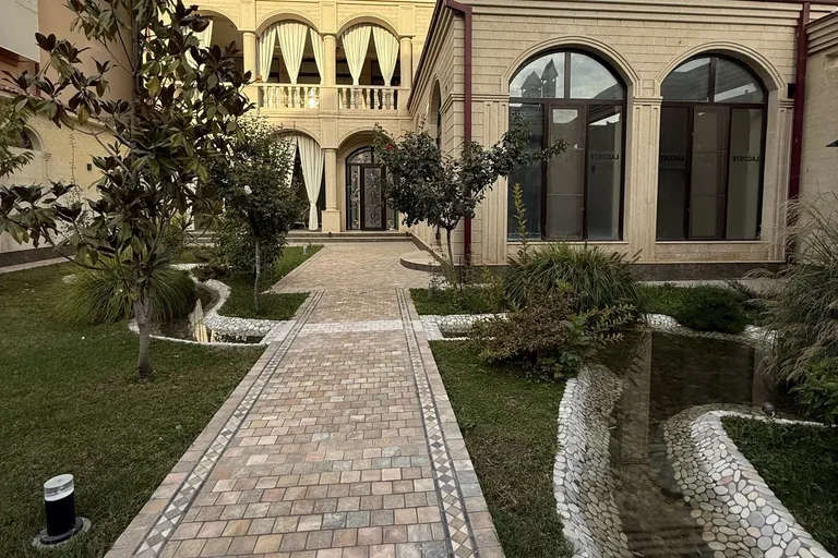 В продаже дом, 740 м², 3 этажа, 7,4 сот.