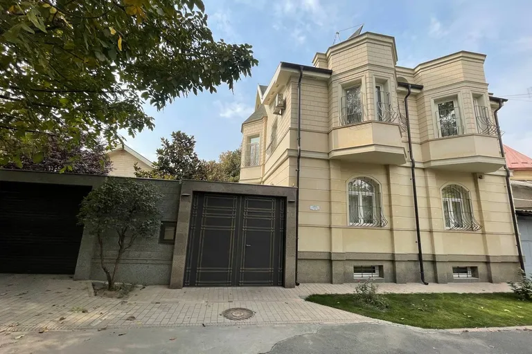 Сотувда уй, 320 м², 3 қаватли, 6,1 сот.