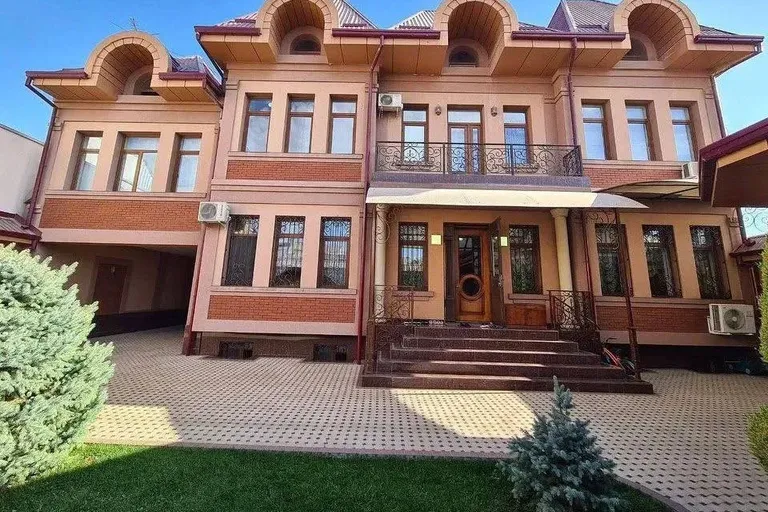 В продаже дом, 750 м², 3 этажа, 4,85 сот.