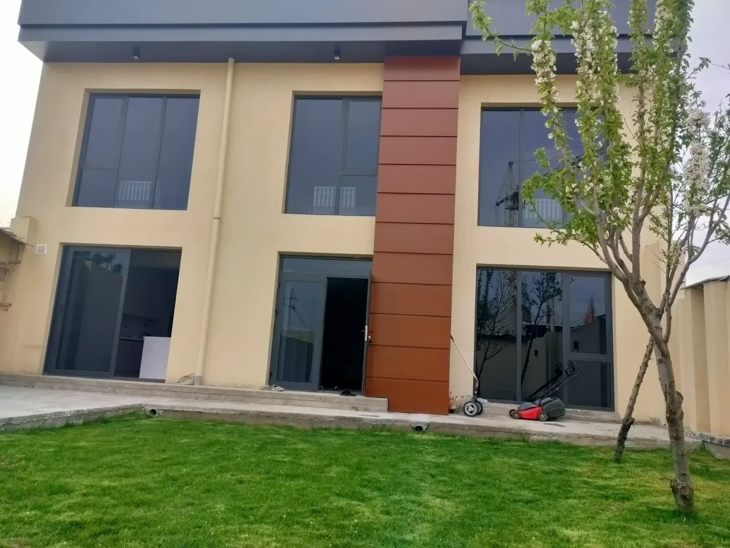 Сотувда уй, 257 м², 3 қаватли, 3,3 сот.