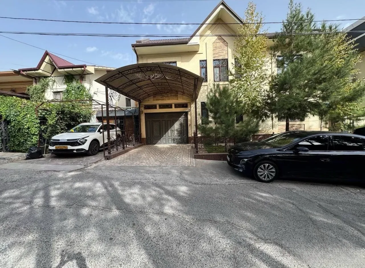В продаже дом, 300 м², 2 этажа, 3 сот.