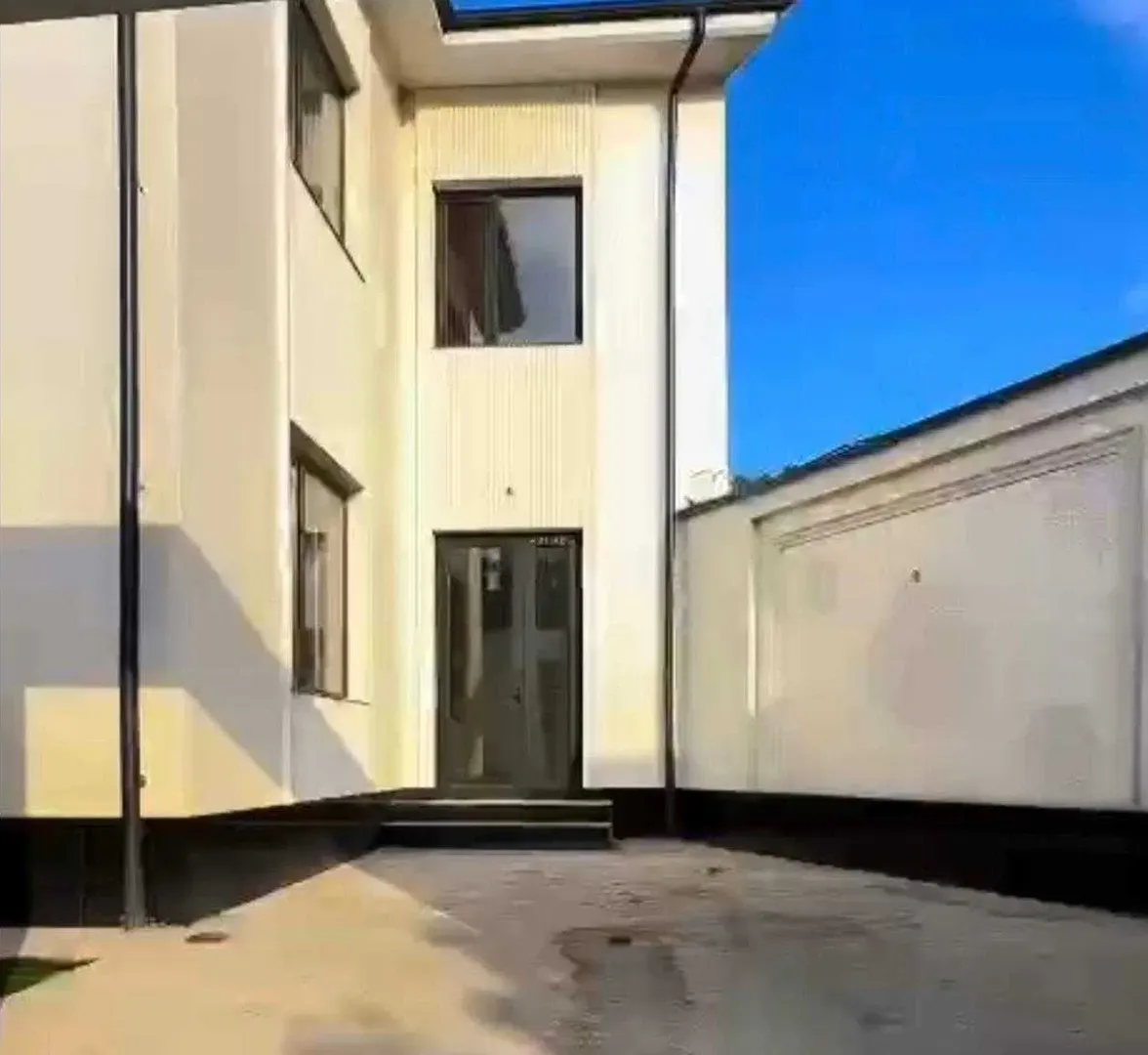 Сотувда уй, 285 м², 2 қаватли, 1,95 сот.